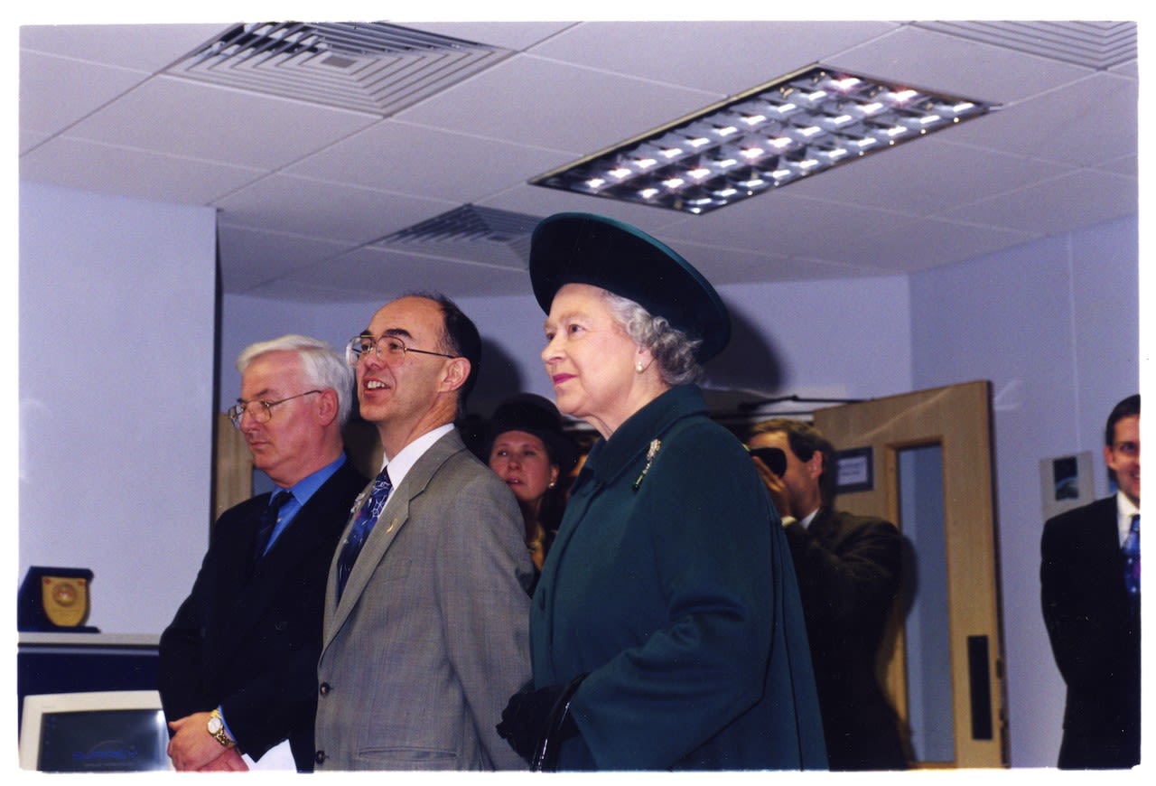 The Queen with Professor Sir Martin Sweeting. 