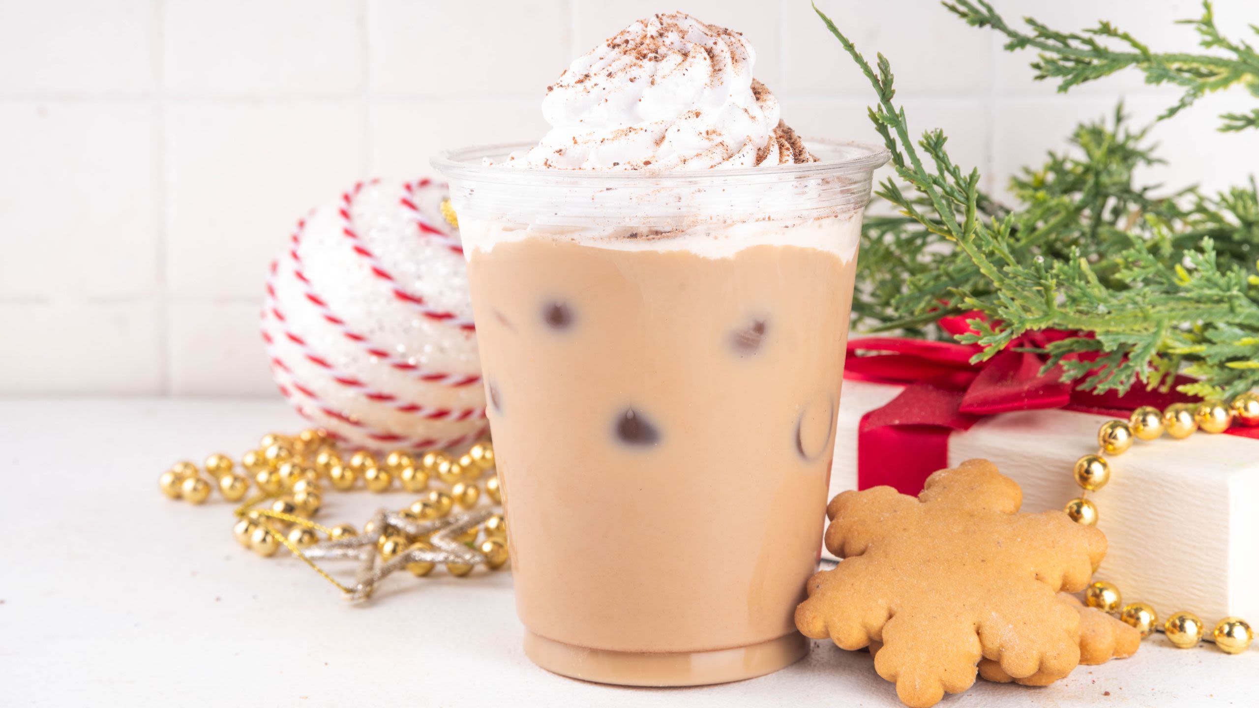 gingerbread latte with a gingerbread biscuit and festive decorations